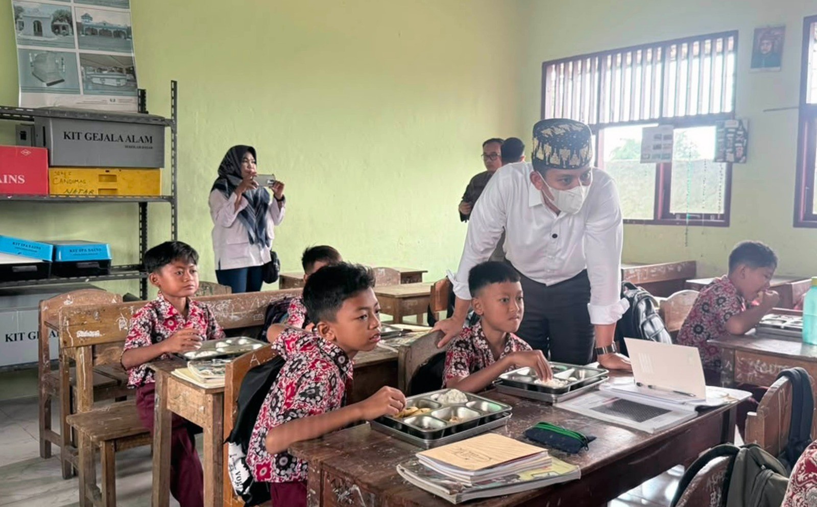 Turun Langsung ke Sekolah di Natar, Bupati Radityo Egi dan Kajati Lampung Pastikan Program MBG Berjalan Sesuai SOP