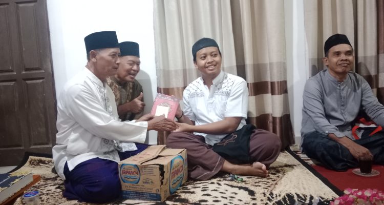 IPHI Kecamatan Gedong Tataan Serahkan Bantuan Alquran Ke TPA